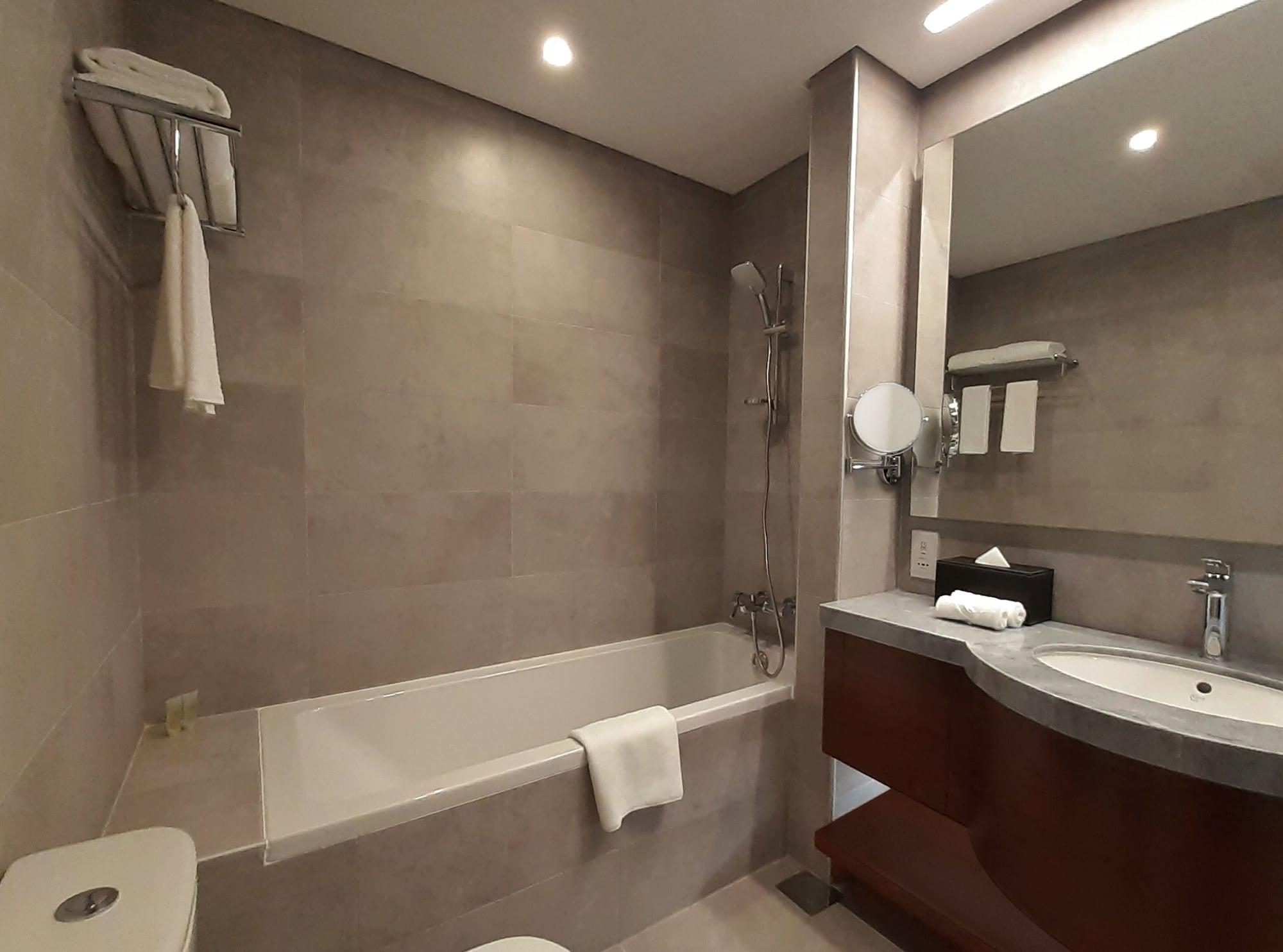 Somerset West Bay Ad-Dauha Zewnętrze zdjęcie Bathroom of a hotel room