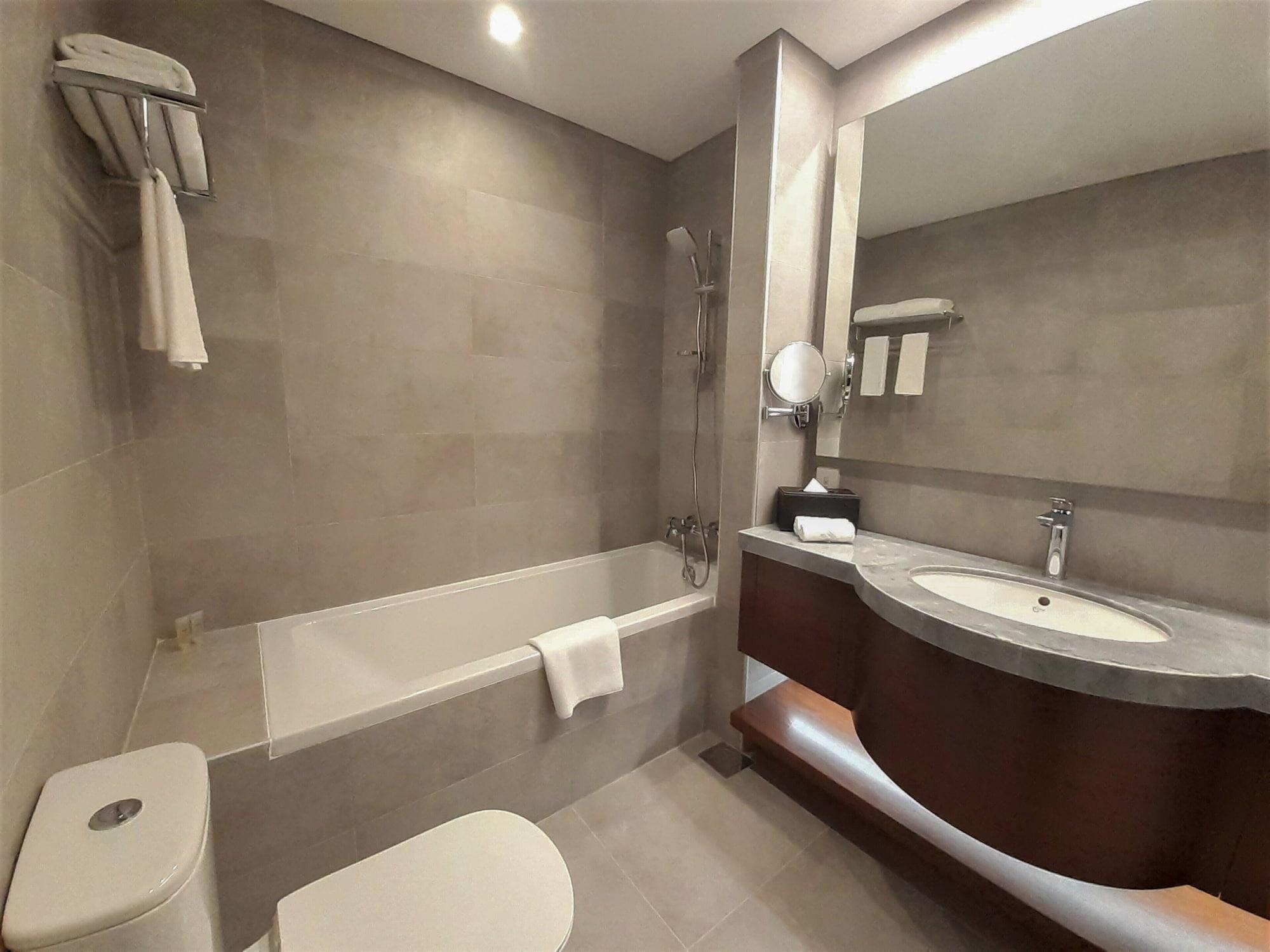 Somerset West Bay Ad-Dauha Zewnętrze zdjęcie Bathroom of a hotel room