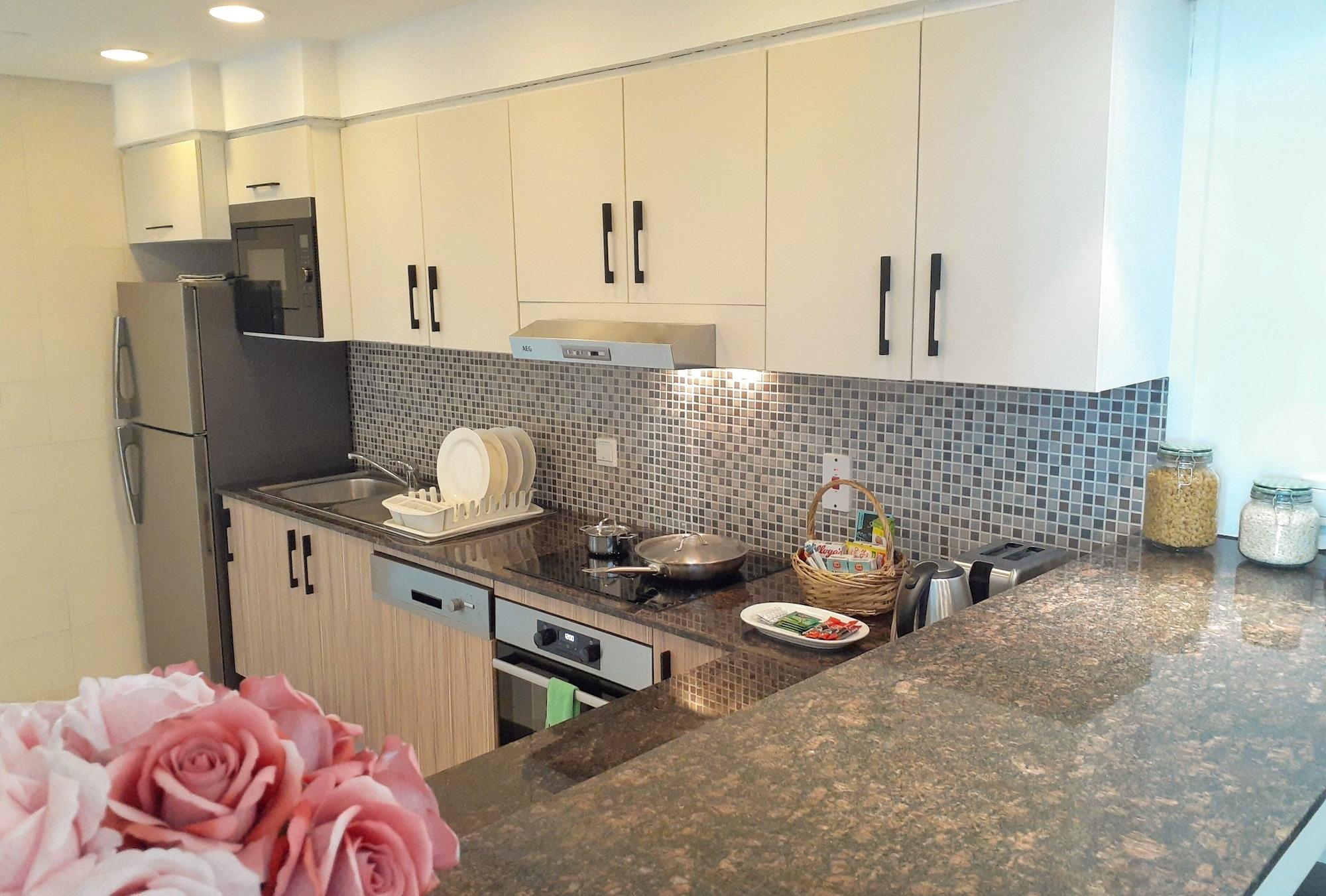 Somerset West Bay Ad-Dauha Zewnętrze zdjęcie A kitchen in a condominium