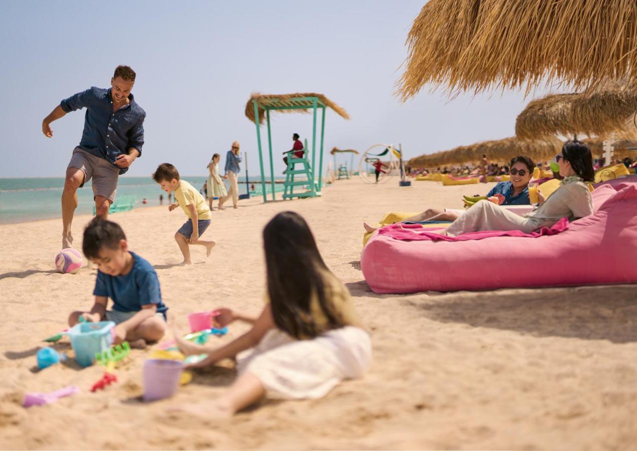 Somerset West Bay Ad-Dauha Zewnętrze zdjęcie Families at the beach