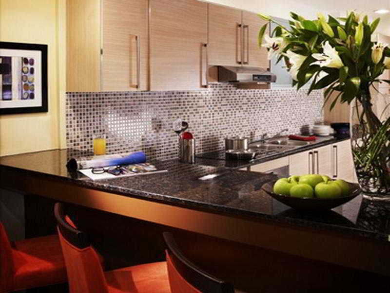 Somerset West Bay Ad-Dauha Pokój zdjęcie A kitchen at The Standard East Village