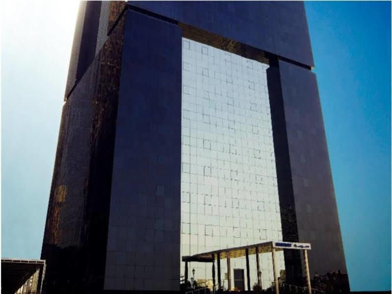 Somerset West Bay Ad-Dauha Zewnętrze zdjęcie The 100-metre-high (330 ft) mirror at the Teide Observatory