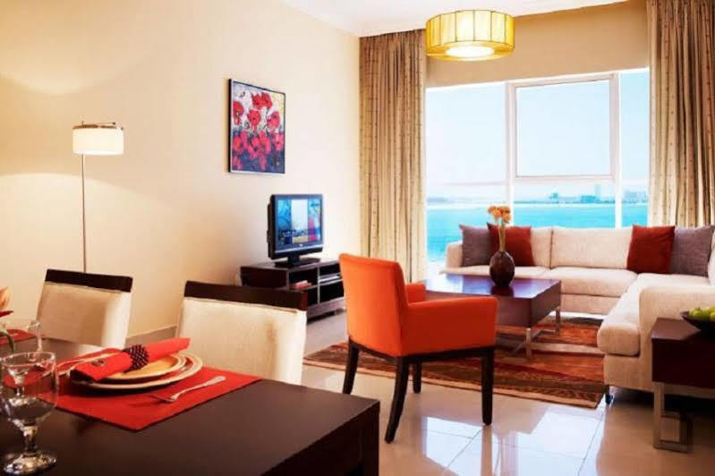 Somerset West Bay Ad-Dauha Zewnętrze zdjęcie A living room in a typical apartment