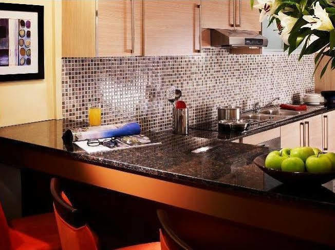 Somerset West Bay Ad-Dauha Zewnętrze zdjęcie A kitchen with granite countertops